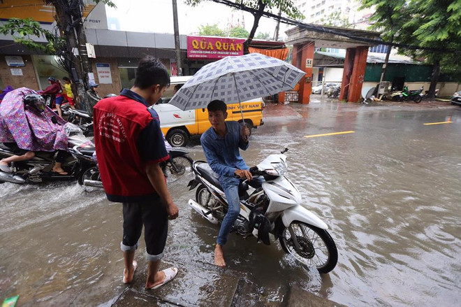 Hình ảnh người Hà Nội chật vật di chuyển trong cơn mưa lớn ảnh 9