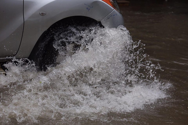 Hình ảnh người Hà Nội chật vật di chuyển trong cơn mưa lớn ảnh 7