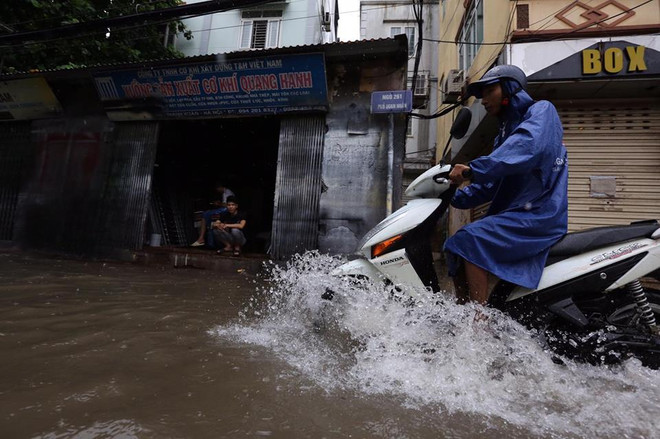 Hình ảnh người Hà Nội chật vật di chuyển trong cơn mưa lớn ảnh 4