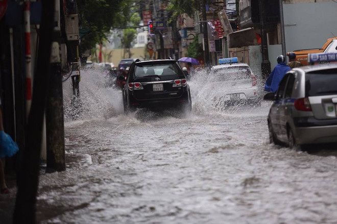 Hình ảnh người Hà Nội chật vật di chuyển trong cơn mưa lớn ảnh 8