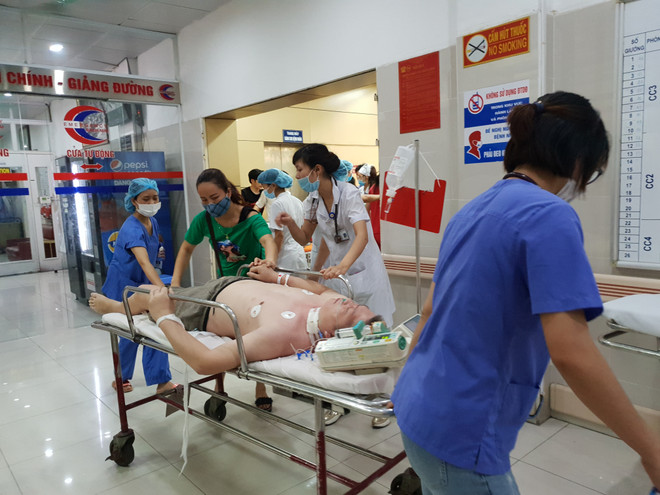 [Photo] Nhiều bệnh nhân cấp cứu vì sốc nhiệt do nắng nóng ảnh 1