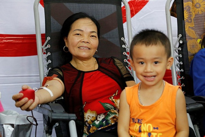 Giữa cái nóng hơn 40 độ C, người dân vẫn nhiệt tình đi hiến máu ảnh 2