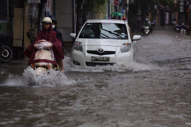 Hà Nội ngập, hàng trăm phương tiện bị ùn ứ ở đô thị An Khánh ảnh 1