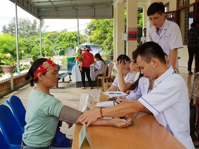 Khám bệnh, cấp phát thuốc miễn phí cho người dân trên đảo Cô Tô ảnh 1