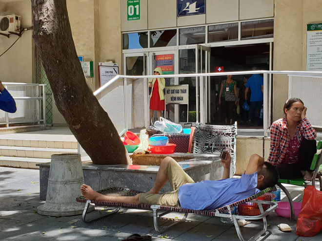 [Photo] Nhiều bệnh nhân cấp cứu vì sốc nhiệt do nắng nóng ảnh 9