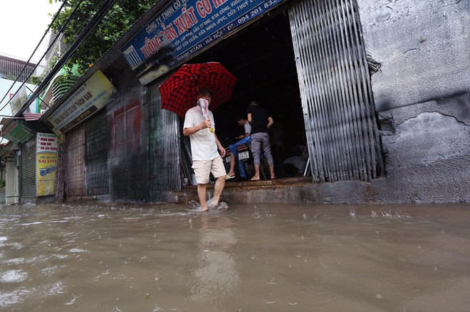 Hình ảnh người Hà Nội chật vật di chuyển trong cơn mưa lớn ảnh 5
