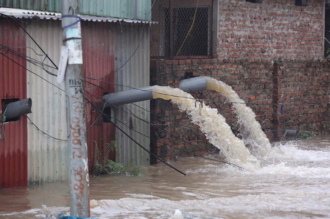 Hà Nội ngập, hàng trăm phương tiện bị ùn ứ ở đô thị An Khánh ảnh 2