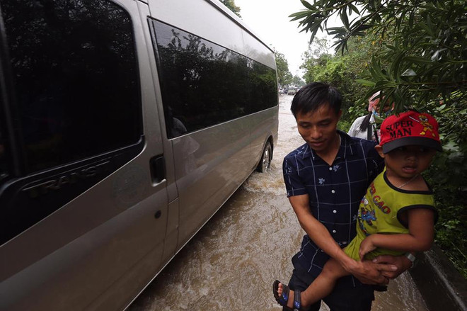 Hà Nội ngập, hàng trăm phương tiện bị ùn ứ ở đô thị An Khánh ảnh 7