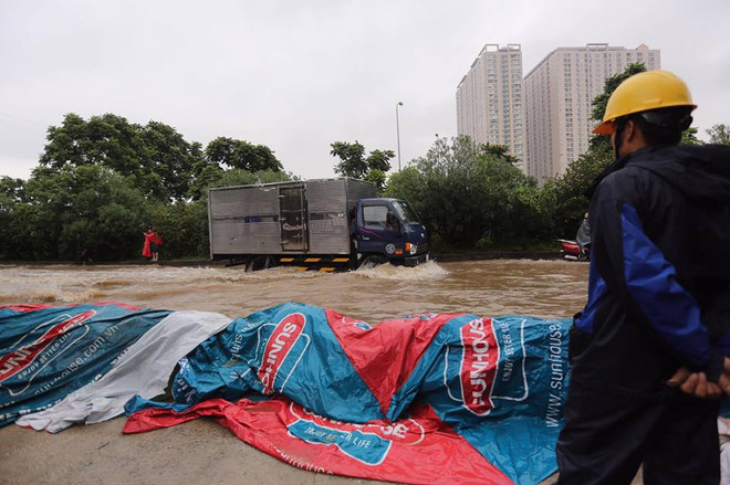 Hà Nội ngập, hàng trăm phương tiện bị ùn ứ ở đô thị An Khánh ảnh 4