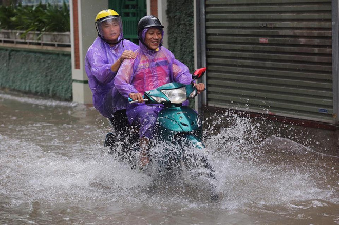 Hình ảnh người Hà Nội chật vật di chuyển trong cơn mưa lớn ảnh 6