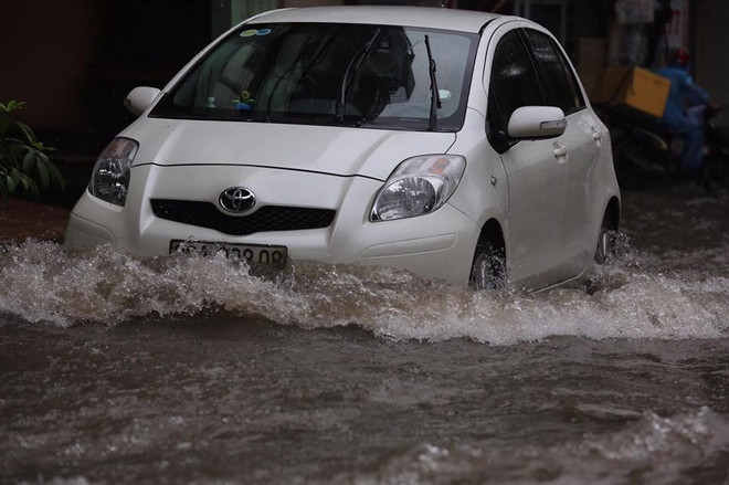 Hình ảnh người Hà Nội chật vật di chuyển trong cơn mưa lớn ảnh 1