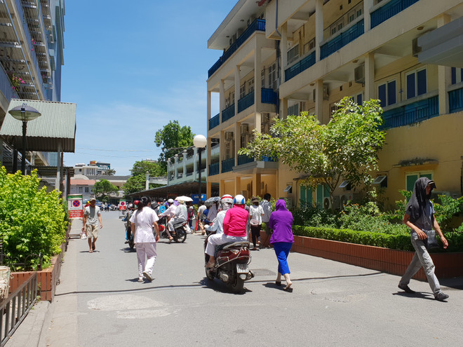 [Photo] Nhiều bệnh nhân cấp cứu vì sốc nhiệt do nắng nóng ảnh 10