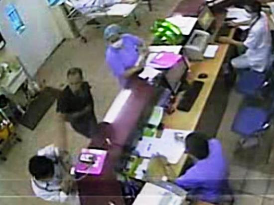 [Video] Hành hung nhân viên khoa Cấp cứu bệnh viện Bạch Mai ảnh 1