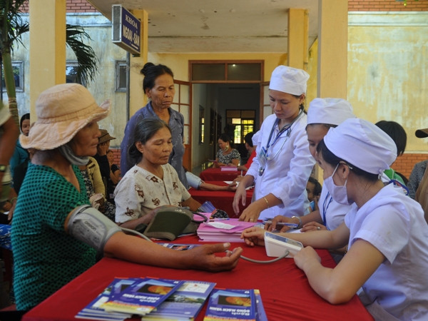 Tặng 200 tủ thuốc, khám bệnh miễn phí cho ngư dân ảnh 1