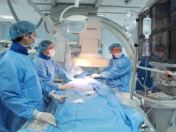 Bệnh viện E sử dụng máy chụp can thiệp tim mạch thế hệ mới nhất ảnh 1