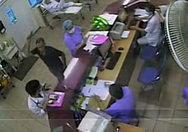 Ba nhân viên Bệnh viện Bạch Mai bị người nhà bệnh nhân hành hung ảnh 1