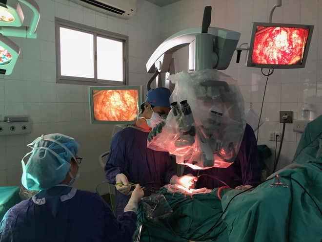 Cứu sống bệnh nhân bị u thân não, chảy máu nguy kịch ảnh 1