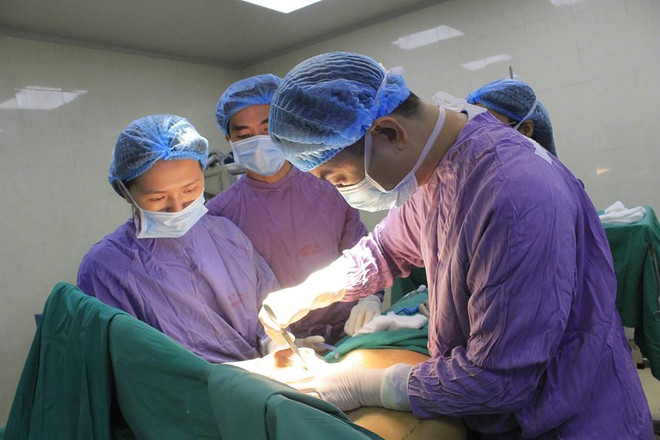 Cắt bỏ khối u ngực khổng lồ cho một phụ nữ ở Phú Thọ ảnh 1