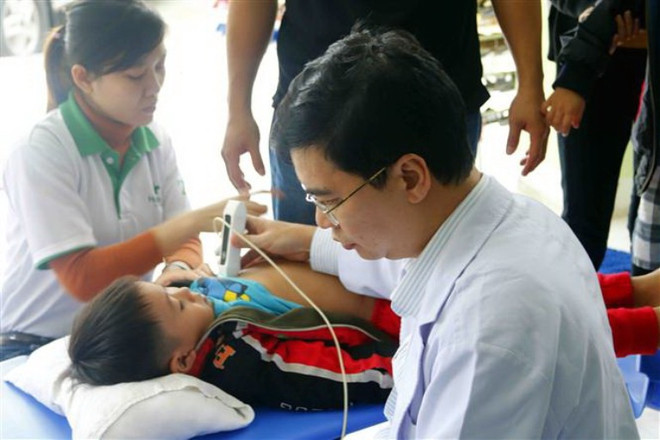 Khám sàng lọc bệnh tim cho trẻ em. (Ảnh: TTXVN) 30.000 trẻ sẽ được tầm soát bệnh tim bẩm sinh khi chào đời ảnh 1
