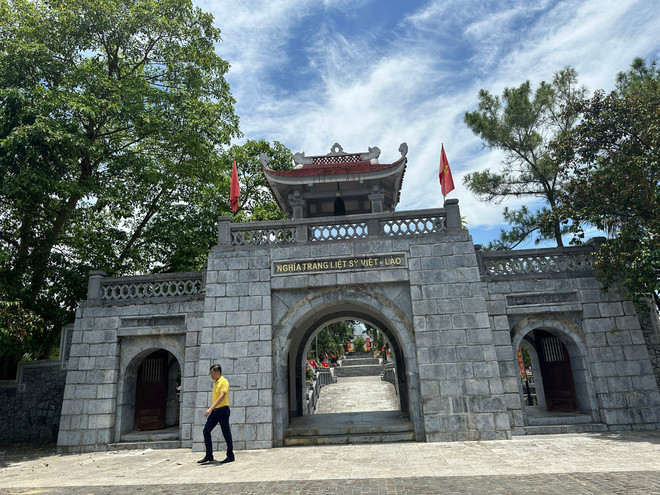 Nghĩa trang Liệt sỹ Quốc tế Việt-Lào. (Ảnh: Thùy Giang/Vietnam+) VNP_viet lao.jpg