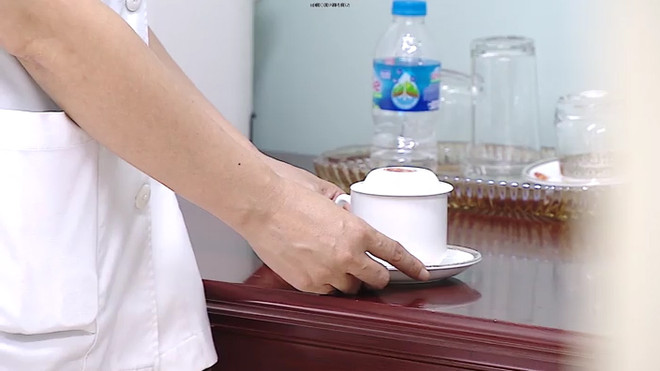 Tổng Bí Thư Nguyễn Phú Trọng có thói quen uống trà vào buổi sáng. (Ảnh: PV/Vietnam+) VNP_TACH TRA.jpg