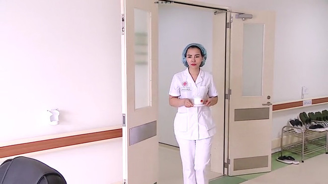 Nhân viên y tế hàng ngày hay mang trà vào phòng Tổng Bí Thư Nguyễn Phú Trọng. (Ảnh: PV/Vietnam+) vnp_NHAN VIEN PHA TRA.jpg