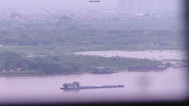 Góc sông Hồng nhìn từ cửa sổ Tổng Bí Thư Nguyễn Phú Trọng hay ngồi. (Ảnh: PV/Vietnam+) VNP_KHUNG CUA SO.jpg