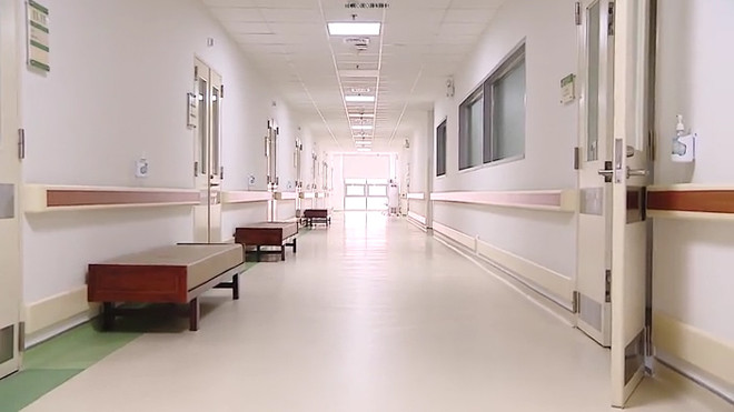 Ngoài công việc, Tổng Bí thư thường tập thể dục lúc sáng sớm và tối, đi bộ dọc hành lang bệnh viện. (Ảnh: PV/Vietnam+) VNP_dãy hành lang.jpg