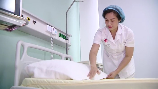 Thiếu tá, điều dưỡng viên Nguyễn Thị Hồng - Khoa Bảo vệ, chăm sóc sức khoẻ cán bộ Trung ương và công việc hàng ngày là chăm sóc Tổng Bí thư Nguyễn Phú Trọng. (Ảnh: PV/Vietnam+) VNP_CHIEC GOI.jpg