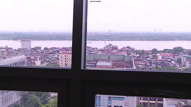 Tổng Bí Thư Nguyễn Phú Trọng hay ngồi ở bộ bàn ghế đặt ngoài hành lang, hướng ra sông Hồng. (Ảnh: PV/Vietnam+) VNP_GOC CUA SO.jpg