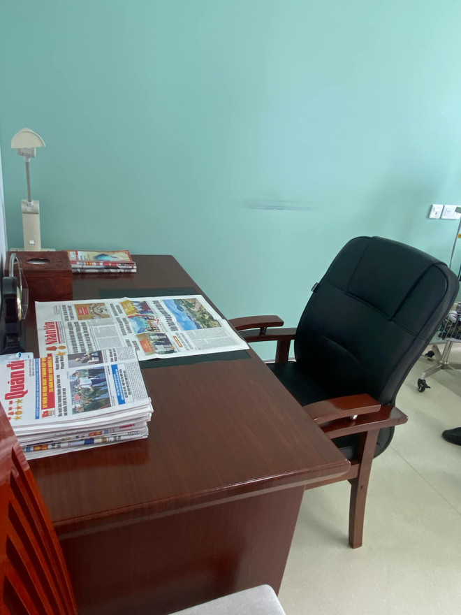 Trên chiếc bàn làm việc còn nguyên những tờ báo được xếp gọn gàng mỗi ngày của Tổng Bí thư. (Ảnh: PV/Vietnam+) VNP_anh 1.jpg