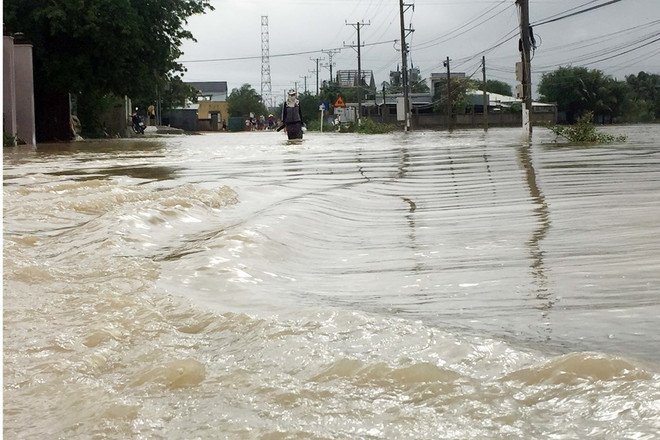 Đảm bảo nguồn nước sạch, vệ sinh môi trường trong mùa bão lũ ảnh 1
