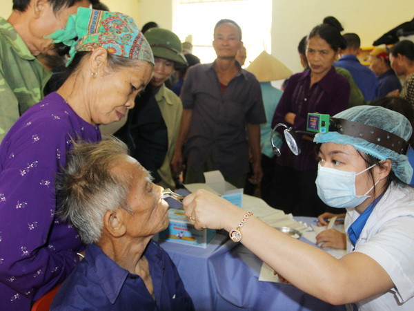 Bác sỹ khám chữa bệnh miễn phí cho người dân vùng khó khăn. (Ảnh: TTXVN) Gần 4 triệu người nghèo cần được hỗ trợ mua bảo hiểm y tế ảnh 1