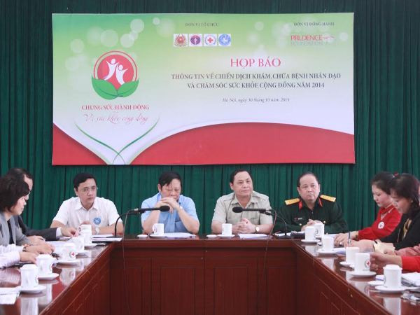 Các đại biểu tại buổi họp báo chung sức hành động vì sức khỏe cộng đồng. (Ảnh: Nhật Linh/Vietnam+) Khởi động chiến dịch khám chữa bệnh nhân đạo cho 1 triệu người ảnh 1