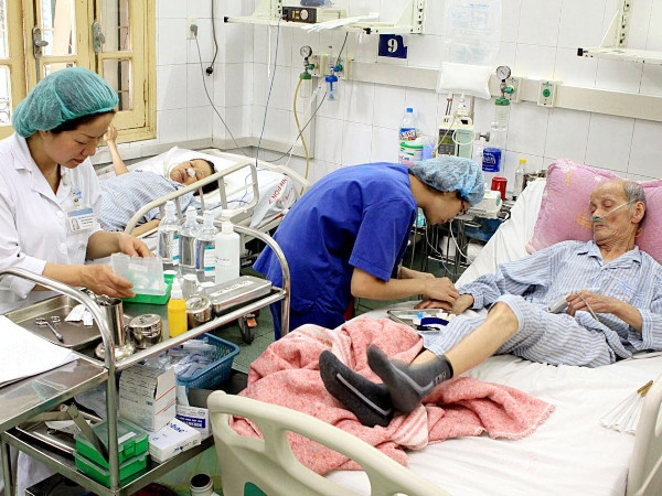 Nhân viên y tế chăm sóc cho người bệnh. (Ảnh: TTXVN)) Học mô hình quản lý, đào tạo nguồn nhân lực y tế của Pháp ảnh 1