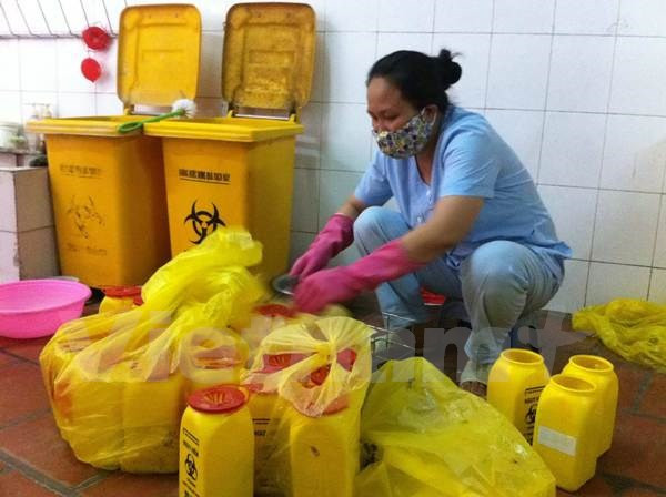 Bệnh viện Bạch Mai công khai các mức kỷ luật sau vụ tuồn lậu chất thải ảnh 1