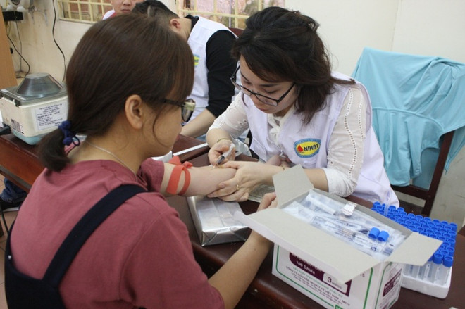 Hàng trăm sinh viên tham gia ngày hội hiến máu Nắng Hồng ảnh 1