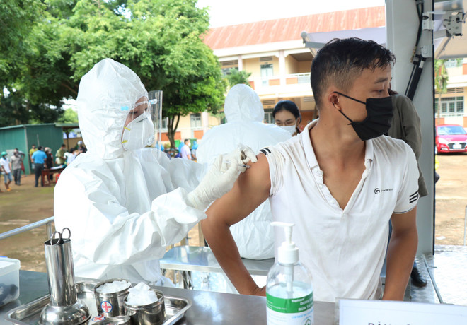 Đắk Lắk tổ chức tiêm lưu động vaccine phòng COVID-19. (Ảnh: Tuấn Anh/TTXVN) Chiến lược vaccine đã phát huy hiệu quả để 'trở lại bình thường' ảnh 1