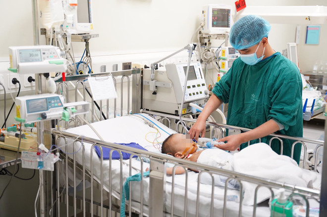 Đắp lá cây chữa nhọt, bé trai 20 tháng bị hoại tử nhiều bộ phận ảnh 1