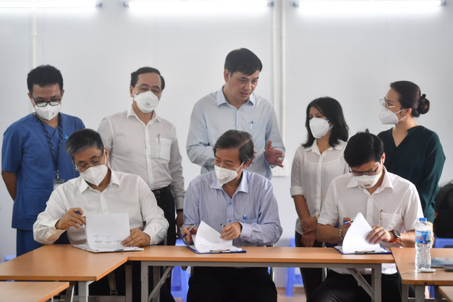 Các đại diện ký kết bàn giao Trung tâm Hồi sức Tích cực COVID-19. (Ảnh: PV/Vietnam+) Trung tâm Hồi sức Bệnh viện Việt Đức tại TP.HCM hoàn thành sứ mệnh ảnh 3