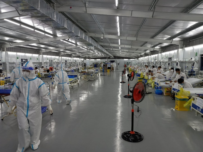 Bệnh nhân mắc COVID-19 điều trị tại Trung tâm Hồi sức tích cực người bệnh COVID-19 trực thuộc Bệnh viện Hữu nghị Việt Đức tại Thành phố Hồ Chí Minh. (Ảnh: PV/Vietnam+) Trung tâm Hồi sức Bệnh viện Việt Đức tại TP.HCM hoàn thành sứ mệnh ảnh 2