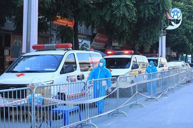 Nhân viên y tế làm công tác cách ly, kiểm soát các đối tượng. (Ảnh: TTXVN/Vietnam+) Hà Nội: Thêm 16 trường hợp mắc COVID-19, 7 ca tại ổ dịch mới Quốc Oai ảnh 1