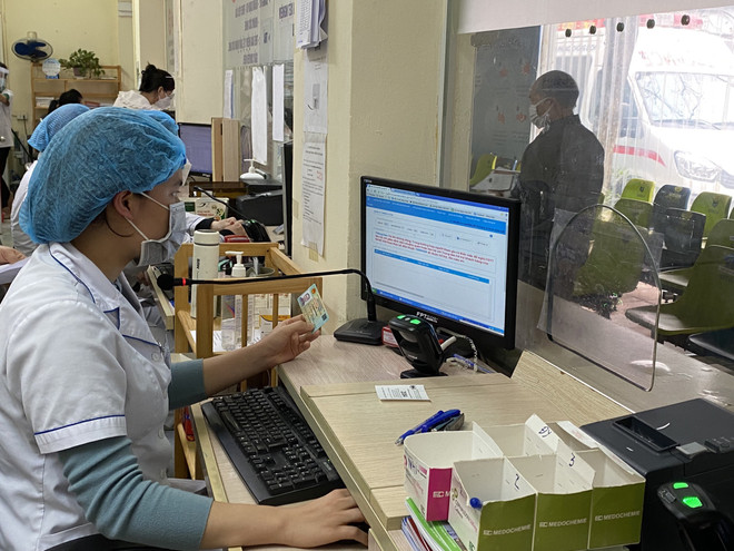 Triển khai thí điểm sử dụng căn cước công dân gắn chíp trong khám chữa bệnh bảo hiểm y tế. (Ảnh: PV/Vietnam+) 33 triệu căn cước công dân có tích hợp cơ sở dữ liệu về bảo hiểm y tế ảnh 1