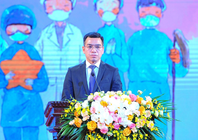 Chủ tịch Hội Thầy thuốc trẻ Việt Nam Hà Anh Đức phát biểu tại buổi lễ. (Ảnh: Minh Đức/TTXVN) ‘Mỗi thầy thuốc trẻ là một bông hoa đẹp về trách nhiệm với đồng bào’ ảnh 4