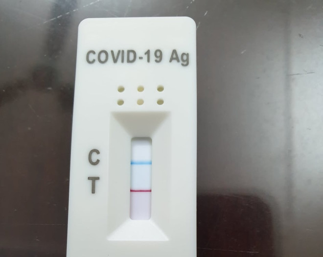 Một mẫu test của người dân tự thực hiện tại nhà. (Ảnh: PV/Vietnam+) Bộ Y tế: Cho phép công nhận kết quả test nhanh do người dân thực hiện ảnh 1