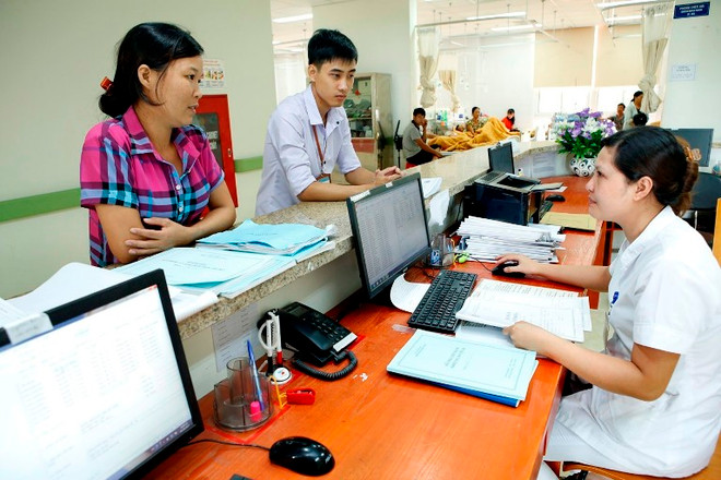 Làm thủ tục khám chữa bệnh cho người dân. (Ảnh: Dương Ngọc/TTXVN) Điều chỉnh giá dịch vụ y tế bảo đảm nguyên tắc thị trường ảnh 1