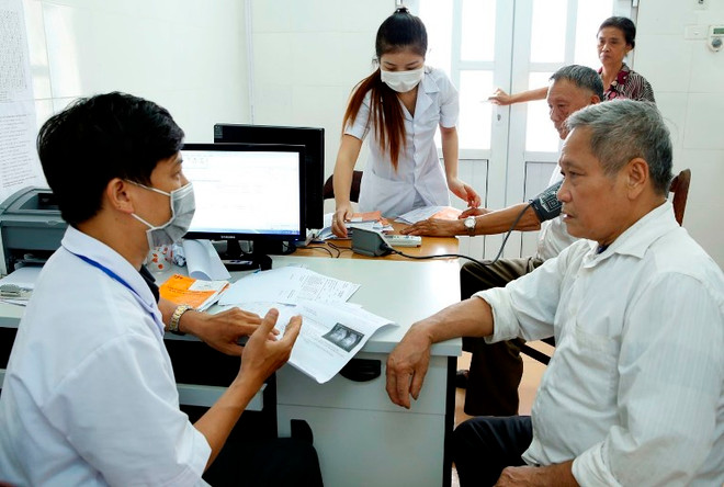 Chăm sóc sức khỏe cho người dân tại tuyến huyện. (Ảnh: Dương Ngọc/TTXVN) Vì sao người dân không mặn mà với trạm y tế xã? ảnh 3