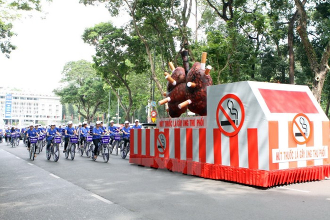 Học sinh, sinh viên tham gia đạp xe diễu hành tuyên truyền phòng, chống tác hại của thuốc lá. (Ảnh: Phương Vy/TTXVN) Triển khai chiến dịch truyền thông phòng, chống tác hại của thuốc lá ảnh 1