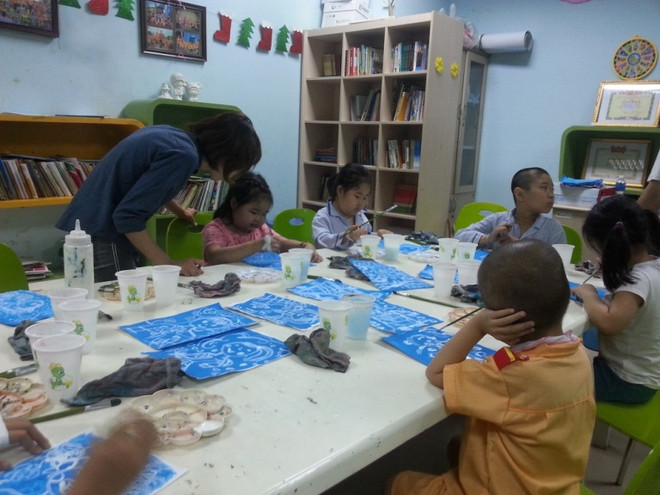 Các em nhỏ đang say sưa trong từng nét vẽ. (Ảnh: Thu Hà-Hoài Thu) Lớp vẽ gieo mầm “Hy vọng xanh” cho bệnh nhân nhí ảnh 2