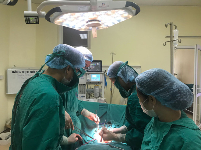 Phẫu thuật cho bệnh nhân mang khối u cổ tử cung nặng 7kg ảnh 2